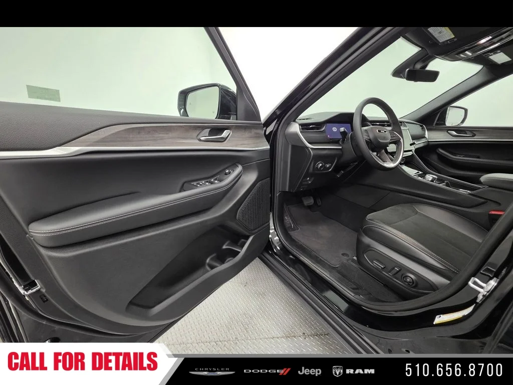 New 2026 Diamond Black Crystal Pearl-Coat Exterior Paint Jeep Altitude image 16