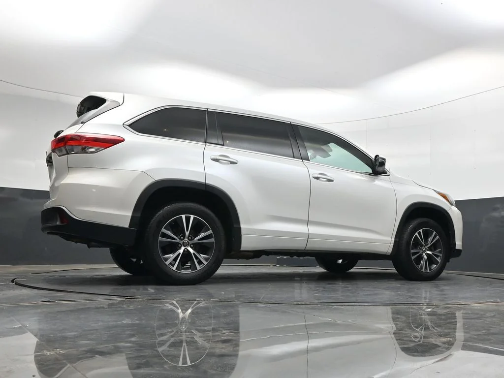 Used 2018 Blizzard Pearl Toyota LE image 34