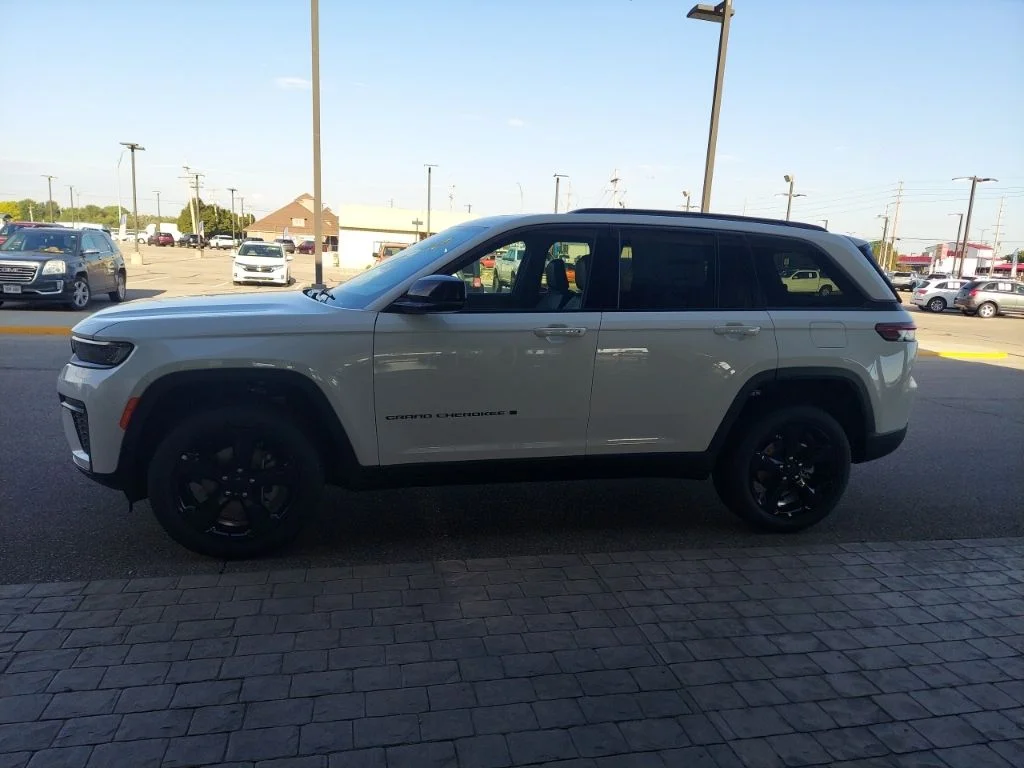 New 2026 Bright White Clear-Coat Exterior Paint Jeep Limited image 4