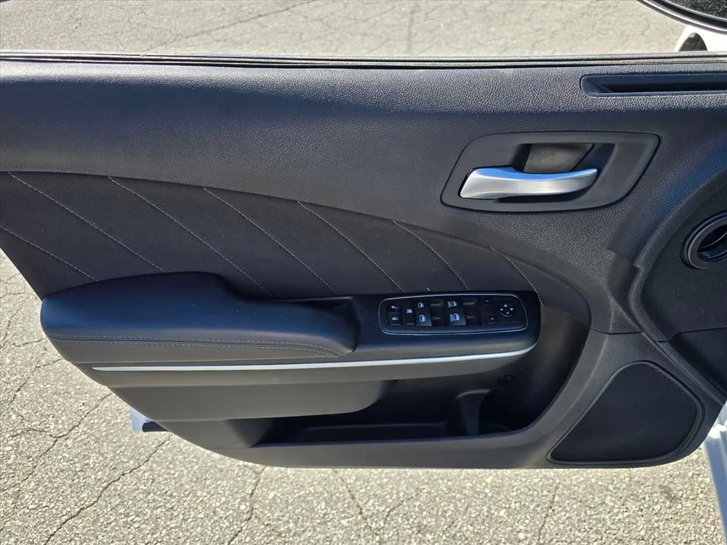Used 2022 White Dodge SXT image 9