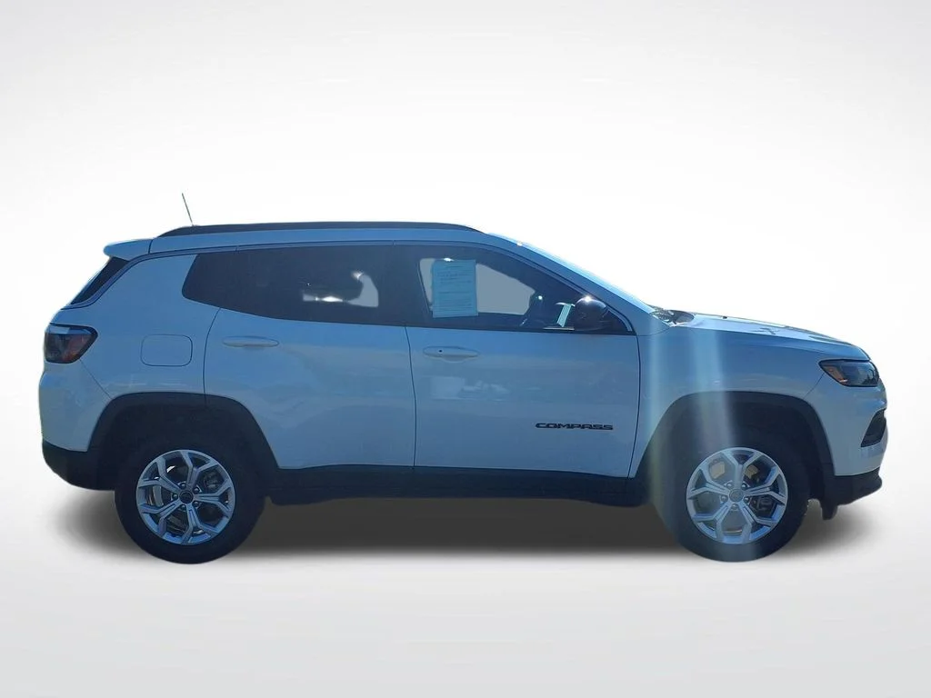 Used 2025 White Jeep Latitude image 10