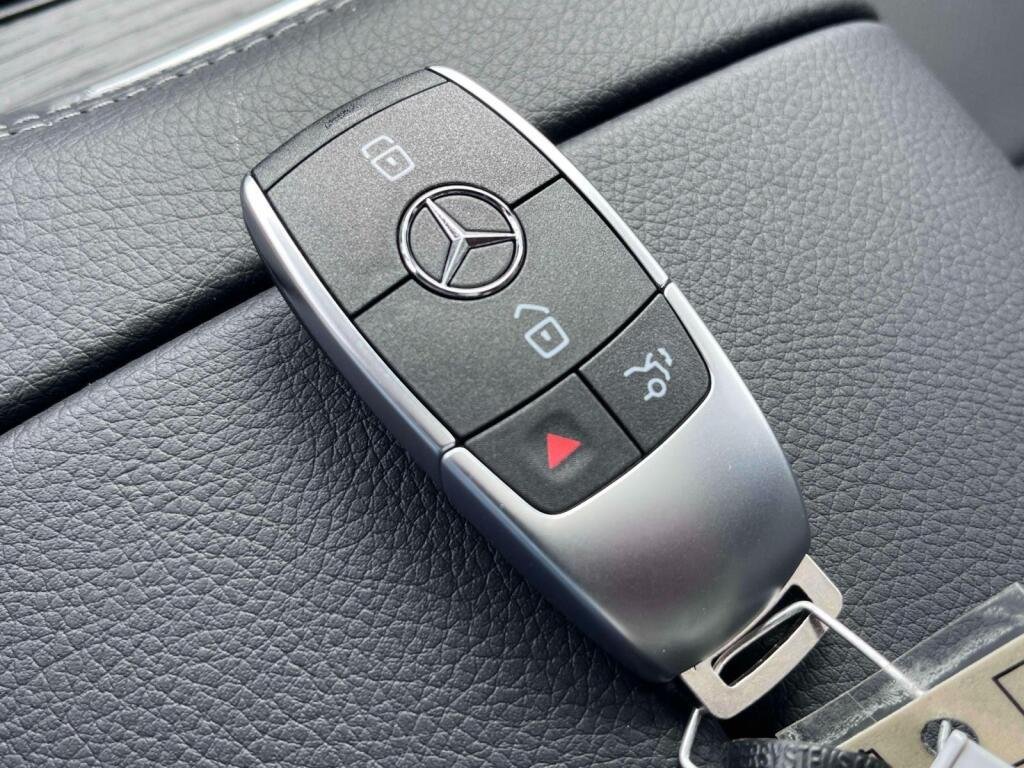 New 2026 MANUFAKTUR Moonlight White Metallic Mercedes-Benz GLE 450 image 4