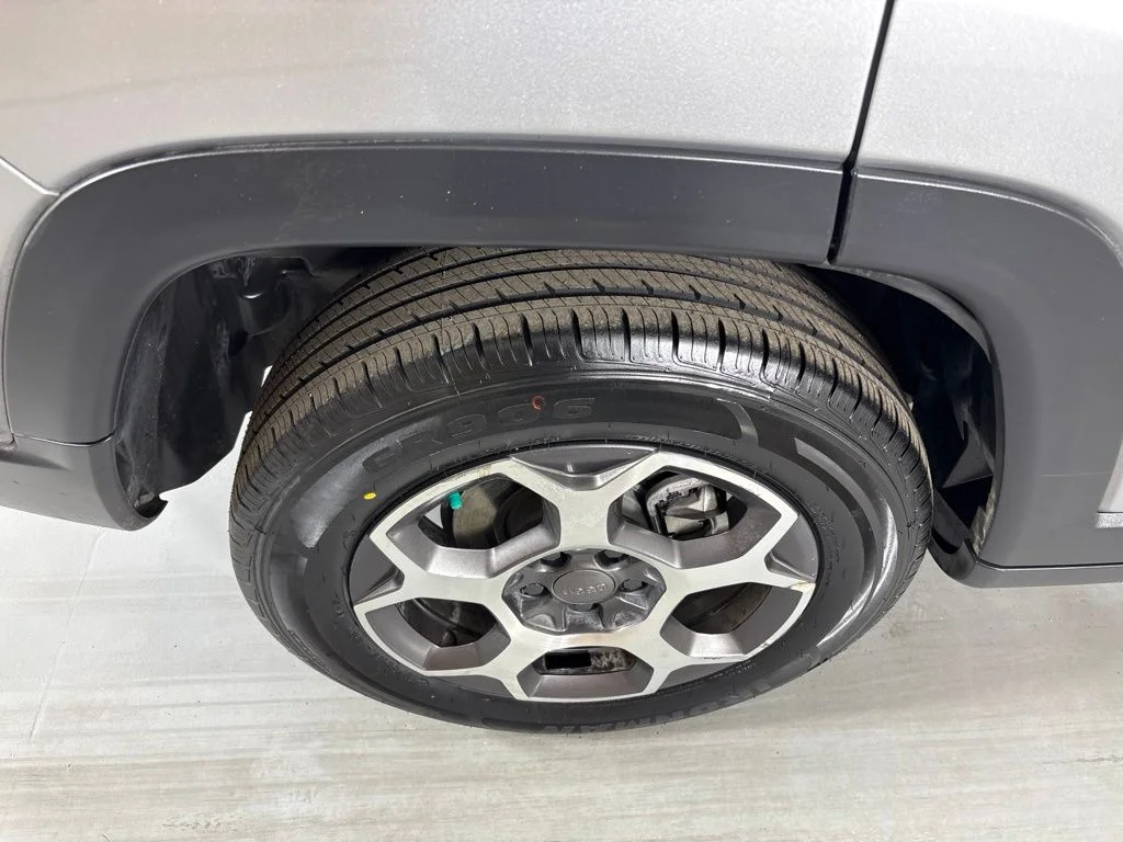 Used 2022 Silver Jeep Trailhawk image 10