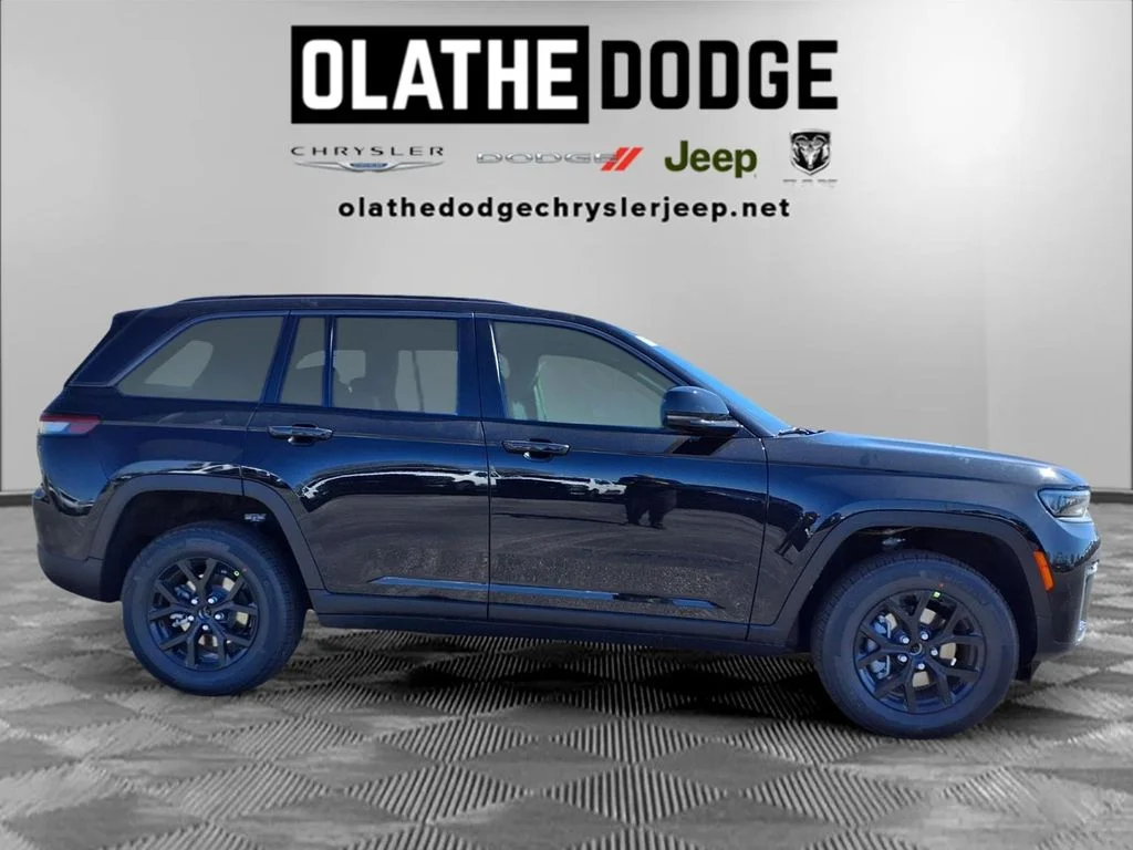 New 2026 Diamond Black Crystal Pearl-Coat Exterior Paint Jeep Laredo Altitude image 29