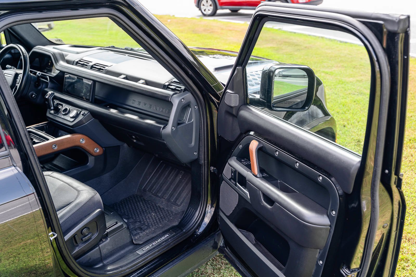 Used 2021  Land Rover X image 14