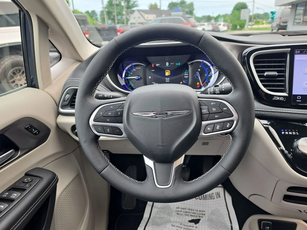 Used 2024 Blue Chrysler Select image 11