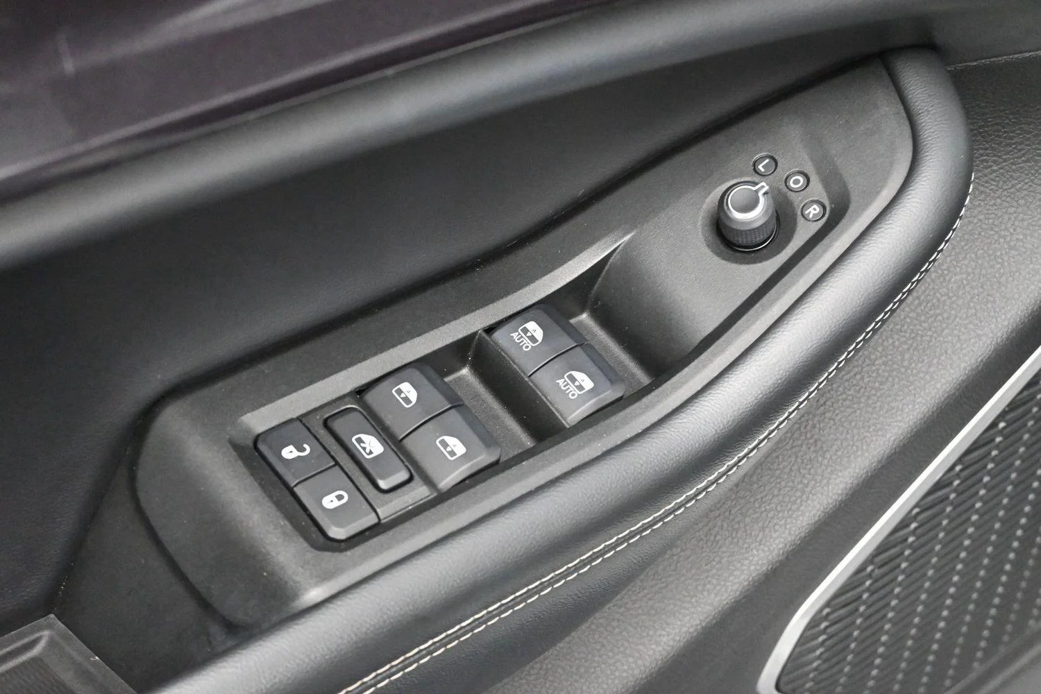 Used 2021 Silver Jeep Altitude image 10