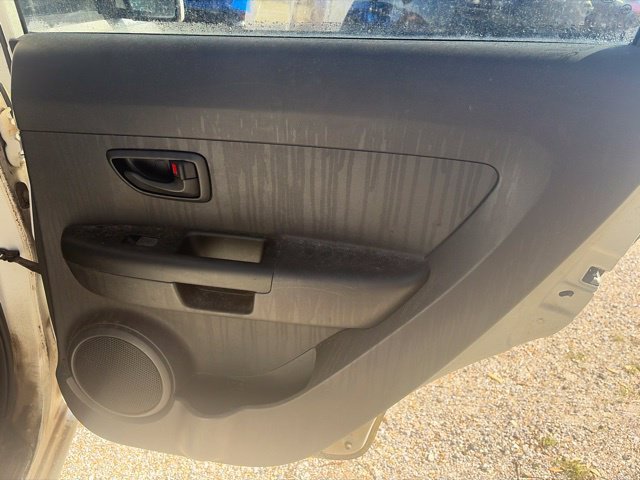 Used 2010 White Kia Plus image 18