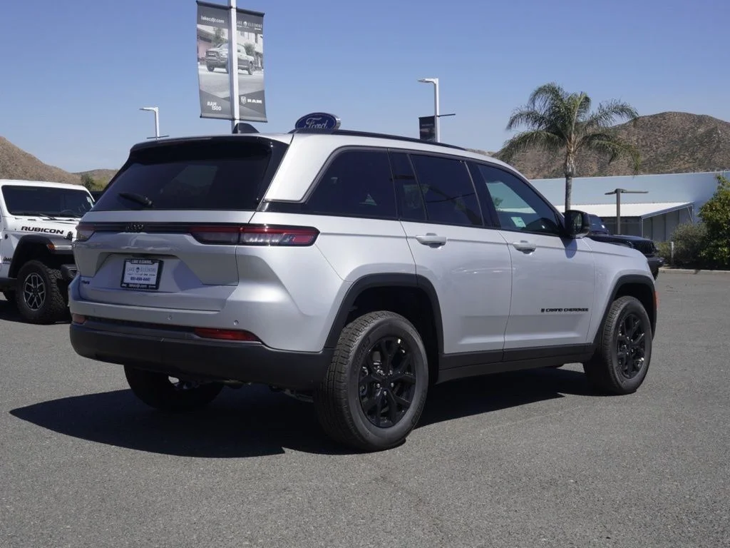 New 2026 Silver Zynith Exterior Paint Jeep Altitude image 3