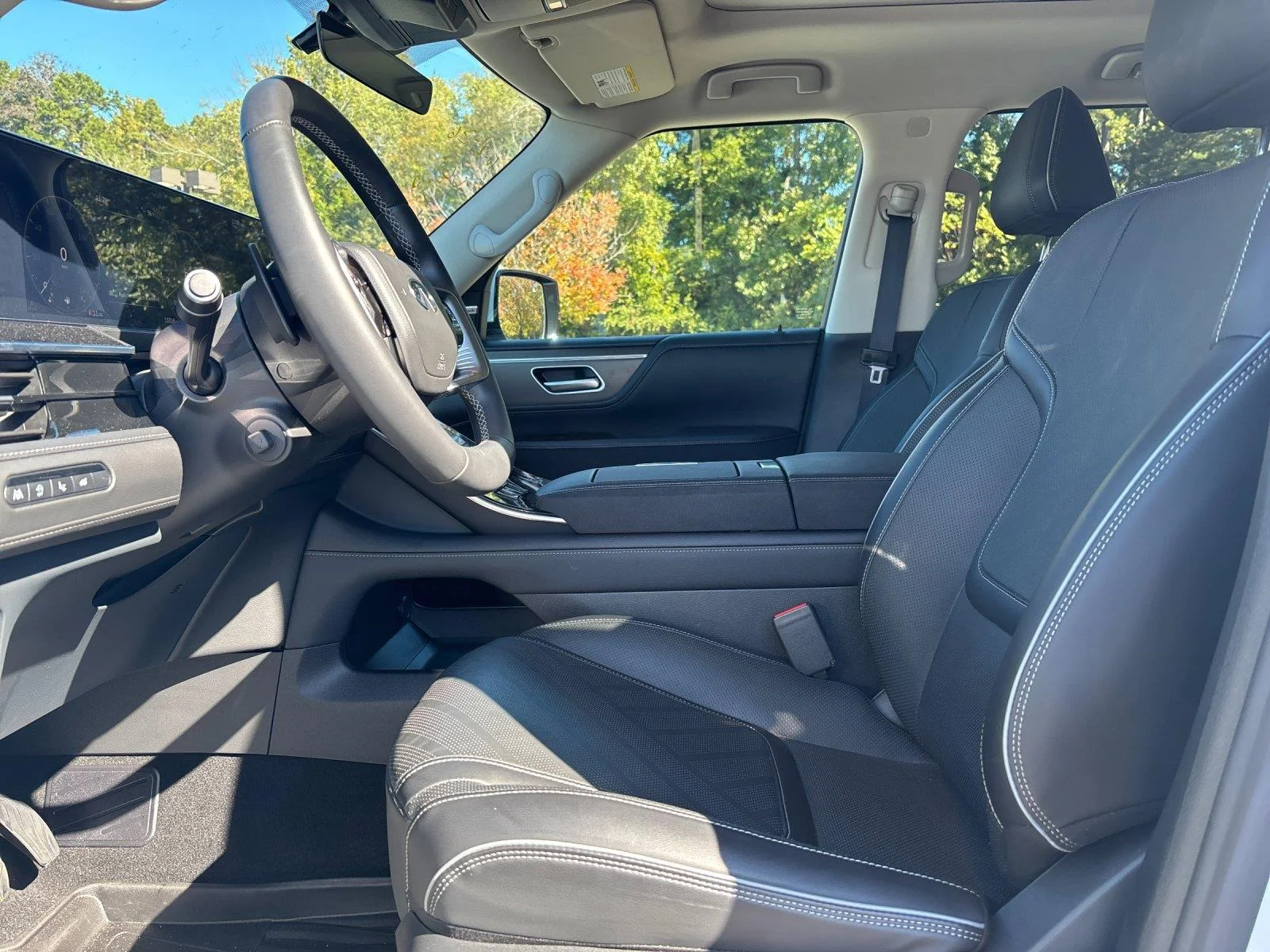 Certified Used 2025 Radiant White INFINITI LUXE image 15
