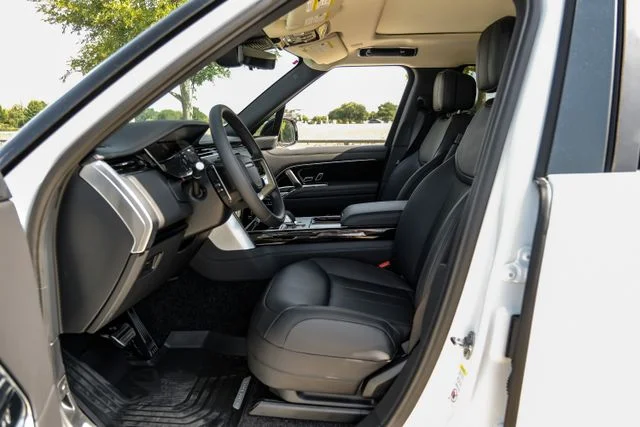 New 2026 Fuji White Land Rover SE image 4