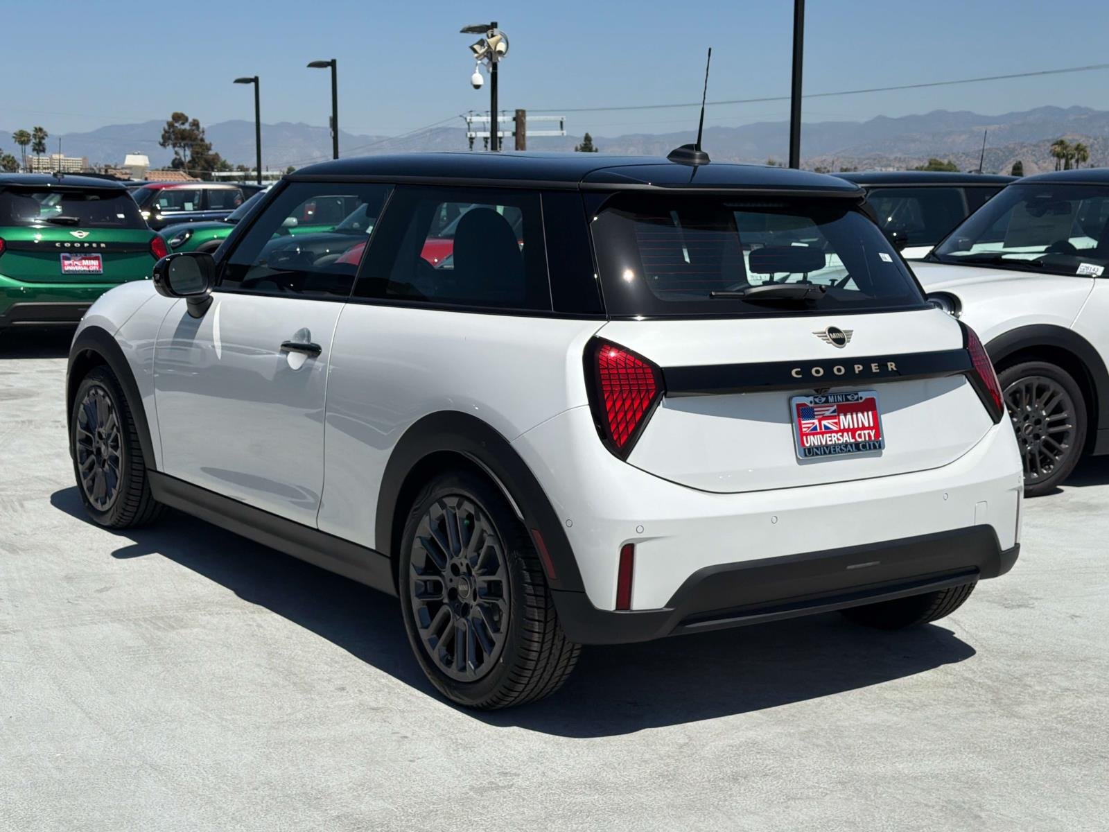 New 2026 0C6A Nanuq White Metallic MINI Signature Plus image 3