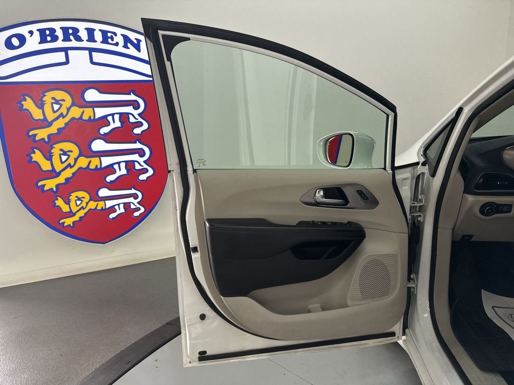 Used 2018 Bright White Clearcoat Chrysler Limited image 14