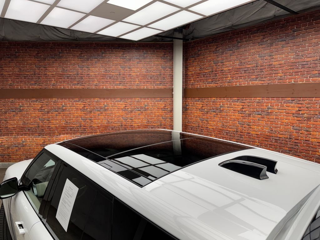 Used 2023 White Land Rover SE image 25