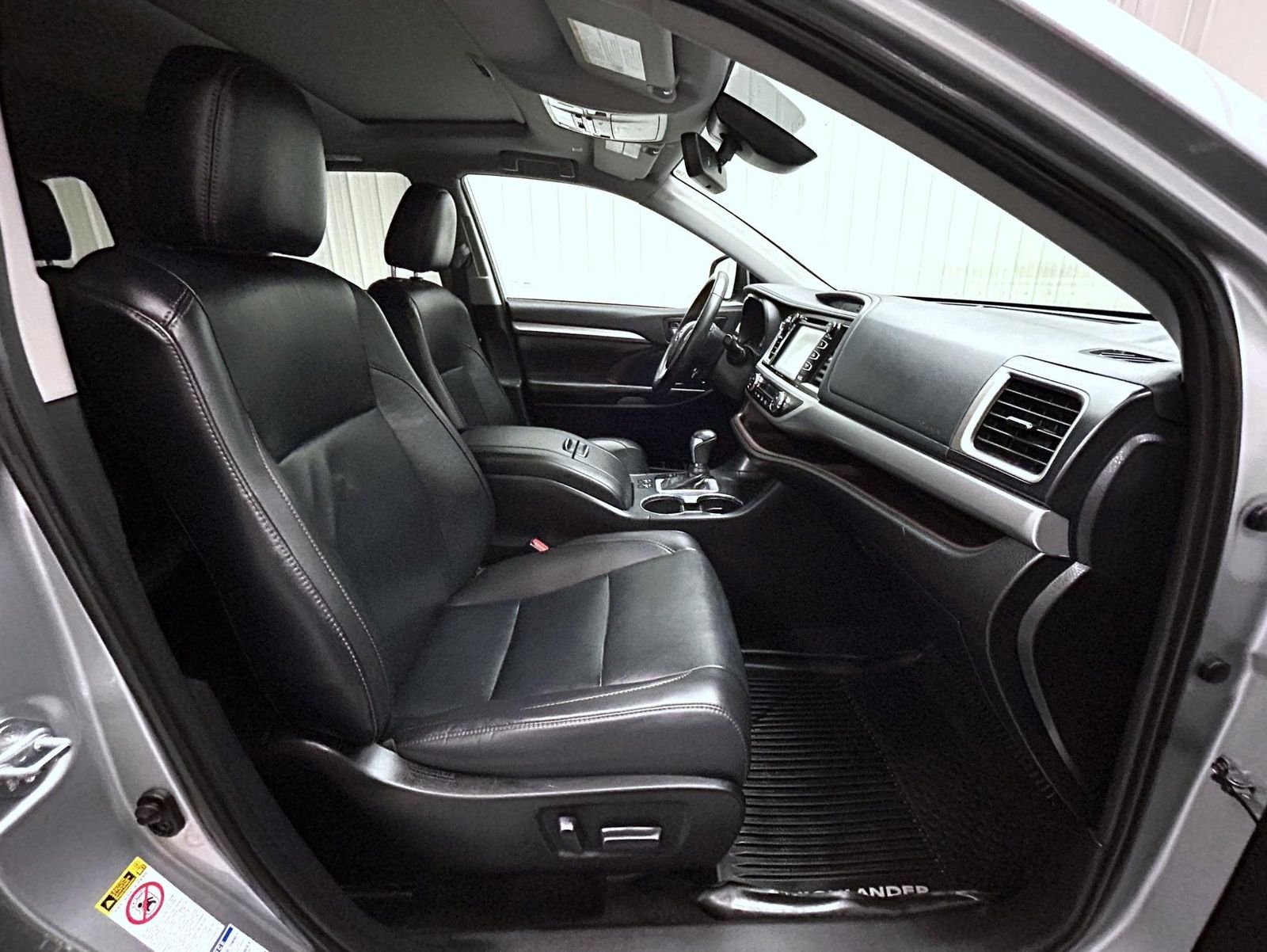 Used 2019 Silver Toyota XLE image 15