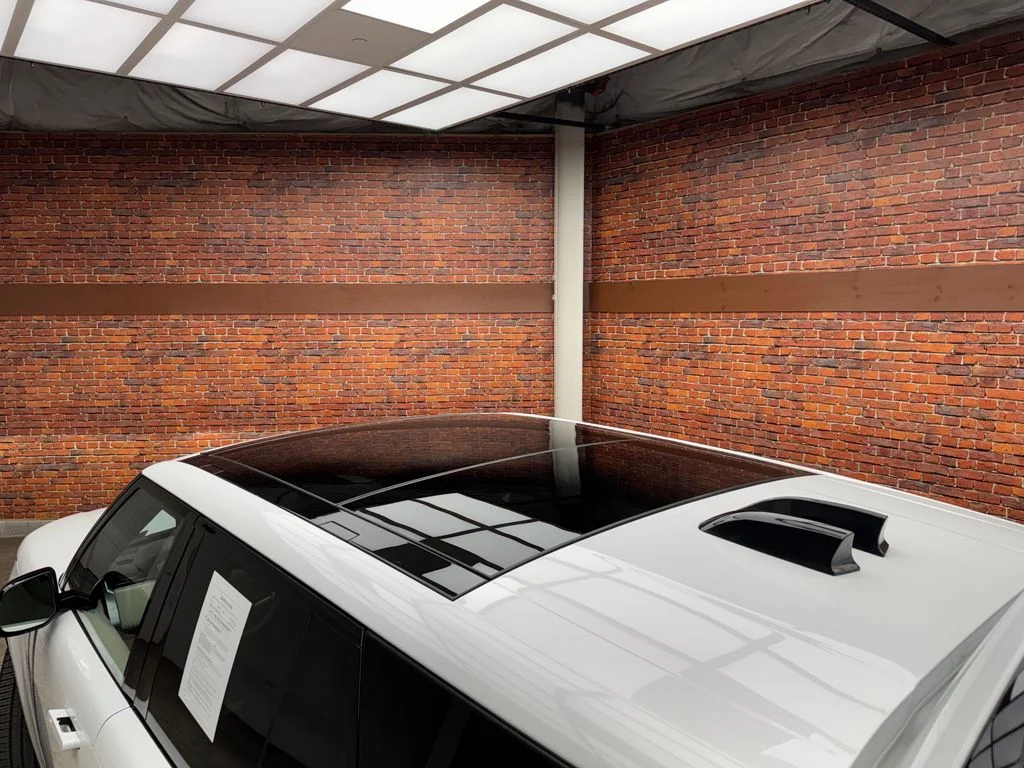 Used 2023 White Land Rover SE image 25