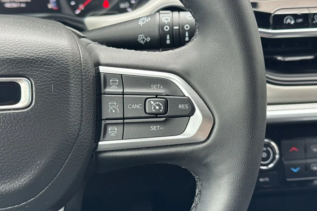 Used 2025 Silver Jeep Limited image 30