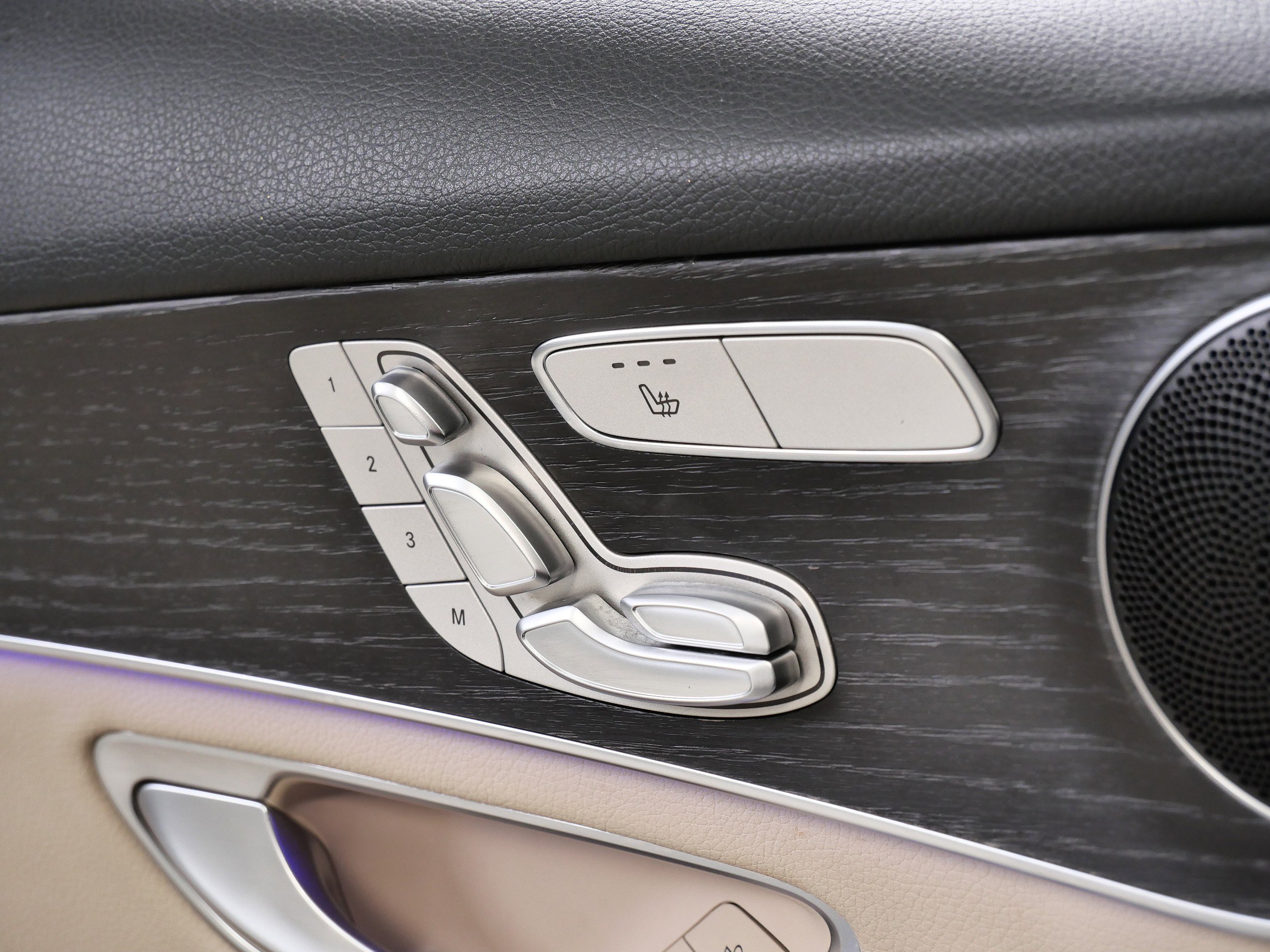 Used 2022 Selenite Grey Metallic Mercedes-Benz GLC 300 image 32