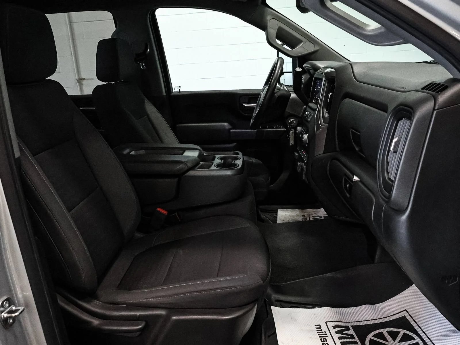 Used 2022 Silver Ice Metallic Chevrolet Custom image 24