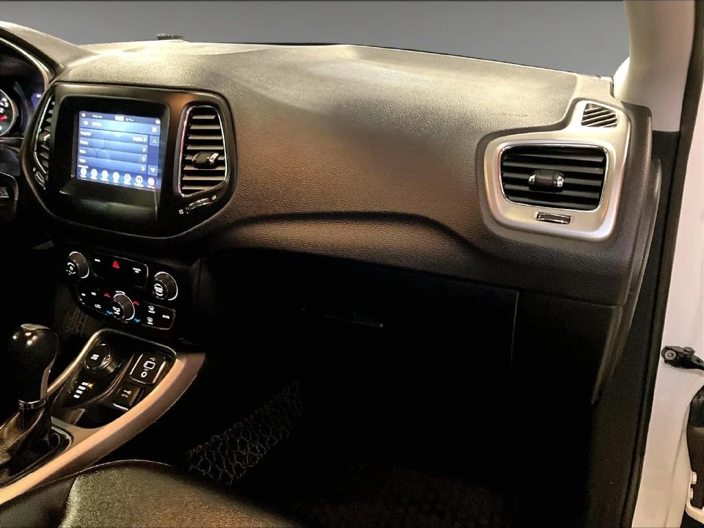 Used 2018 White Jeep Latitude image 13