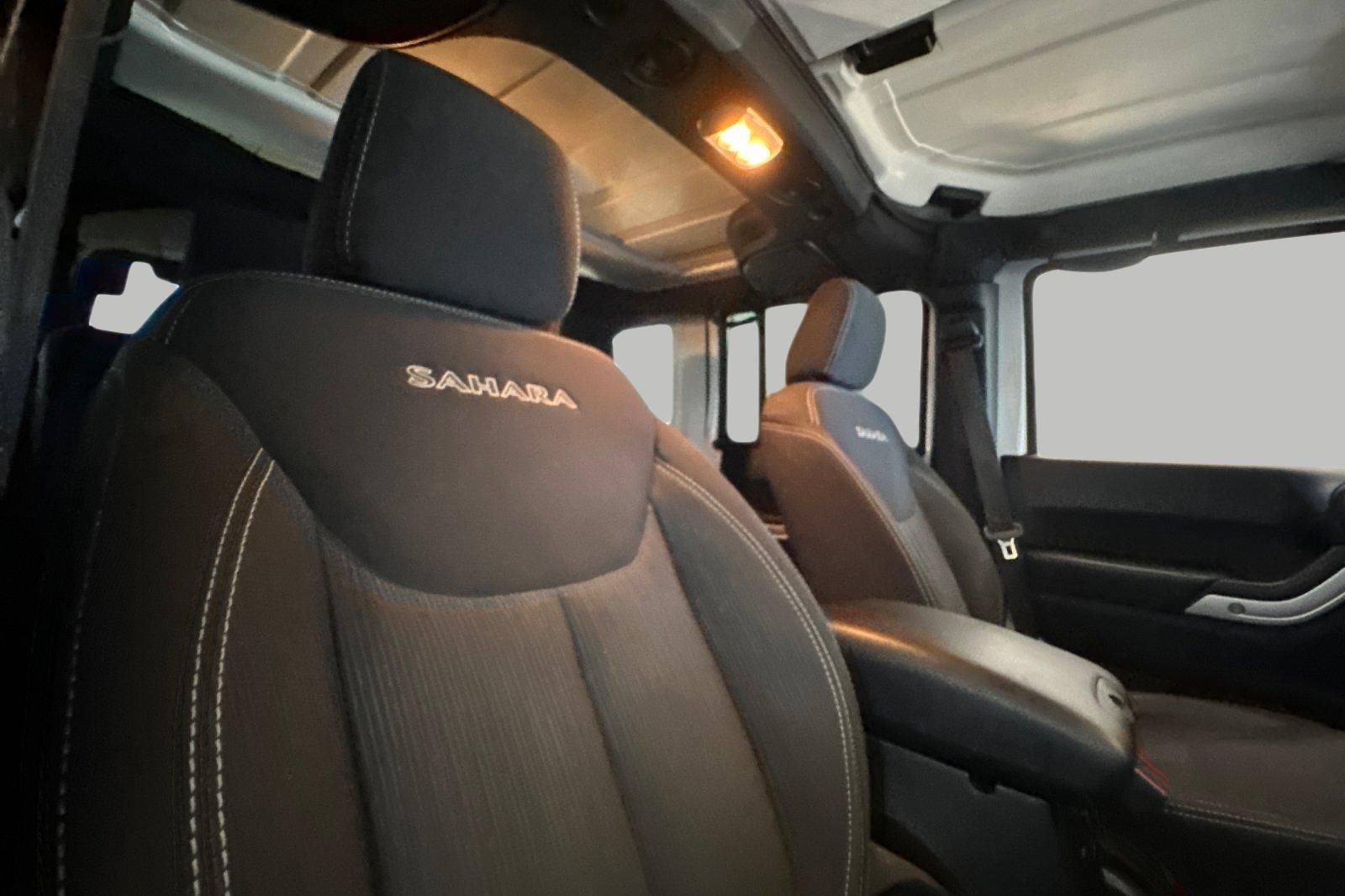 Used 2017 White Jeep Unlimited Sahara image 18