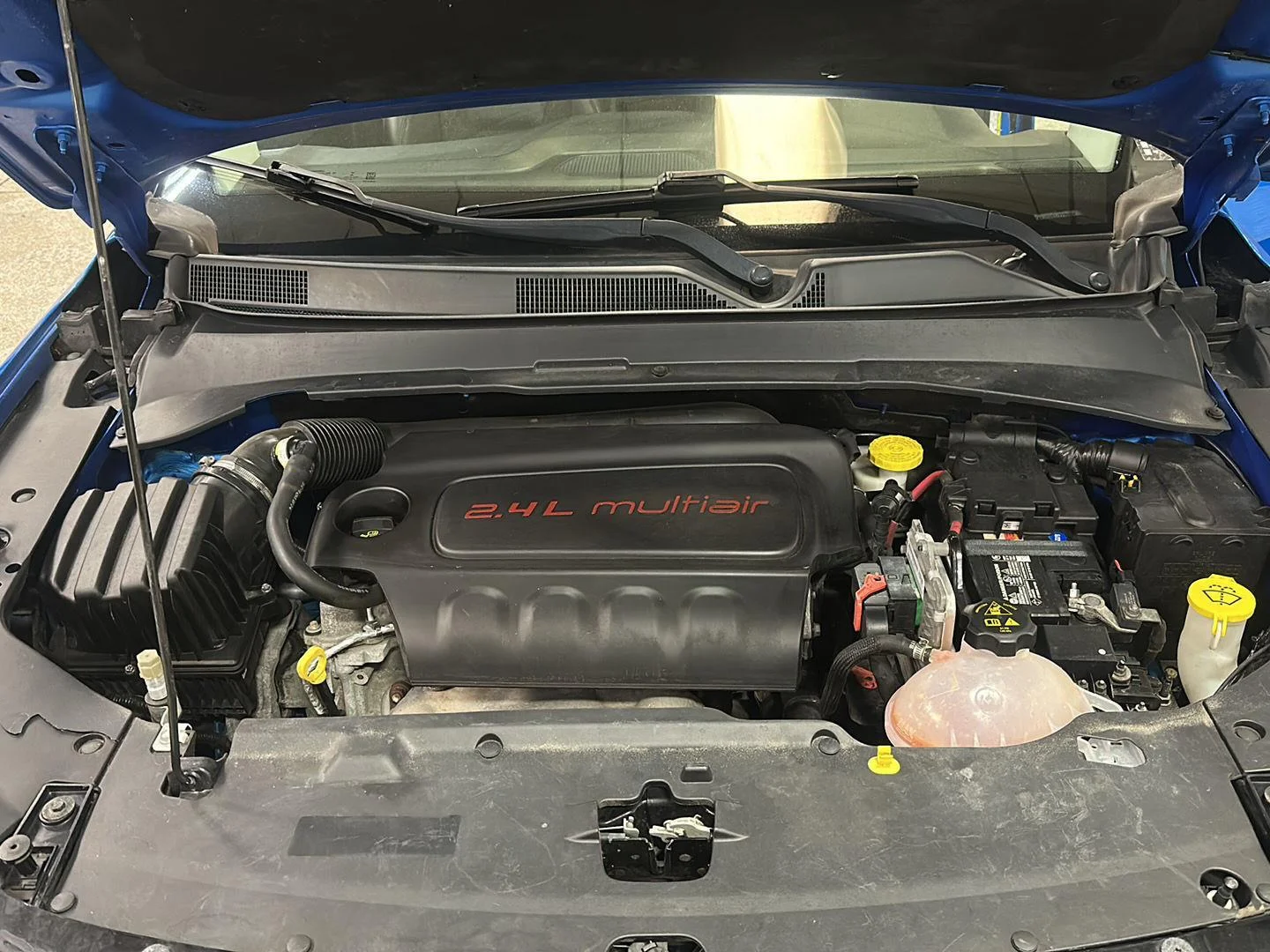 Used 2018 Laser Blue Pearlcoat Jeep Latitude image 10