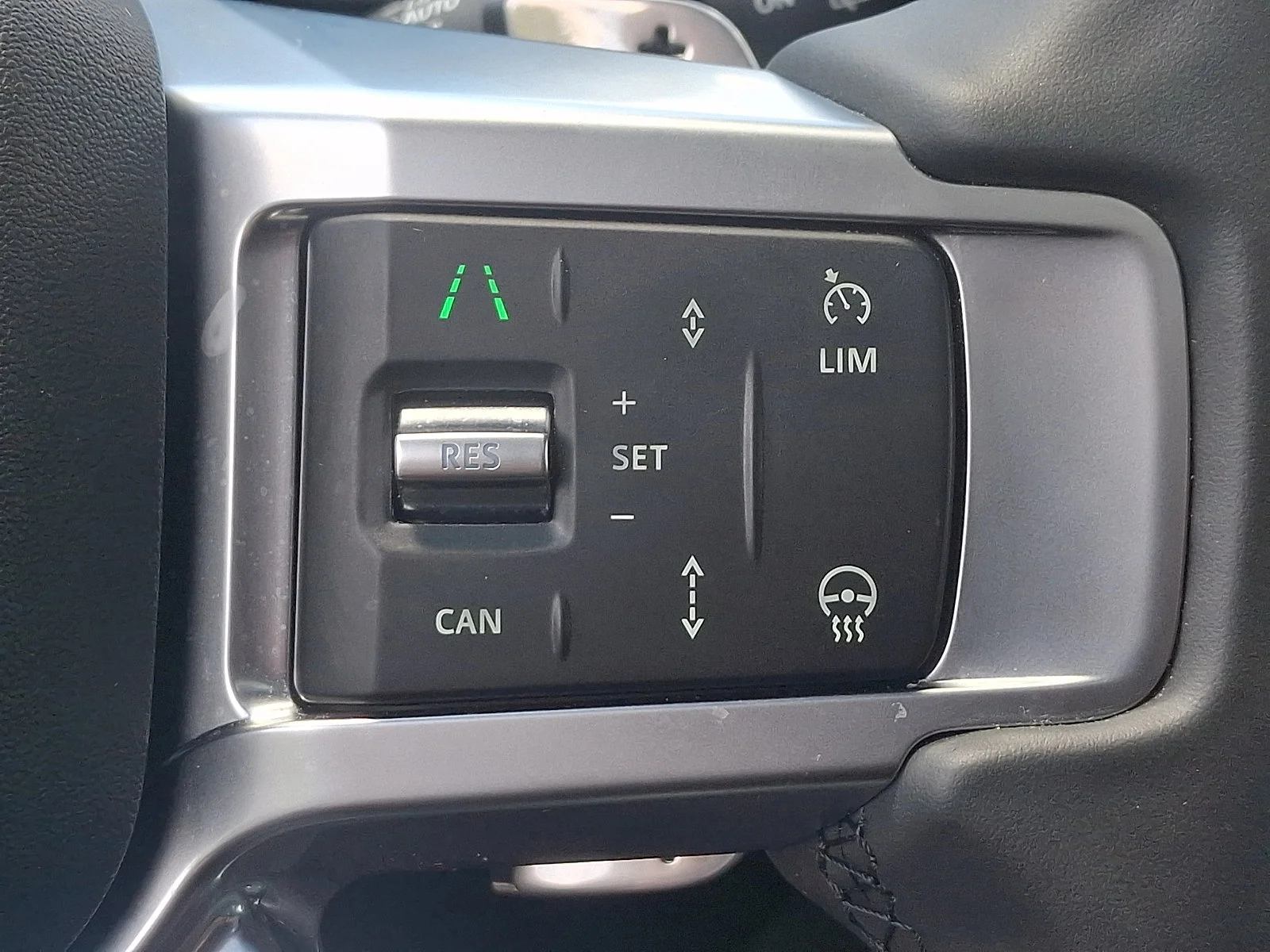 Used 2025 Fuji White   1Aa Land Rover Dynamic SE image 34