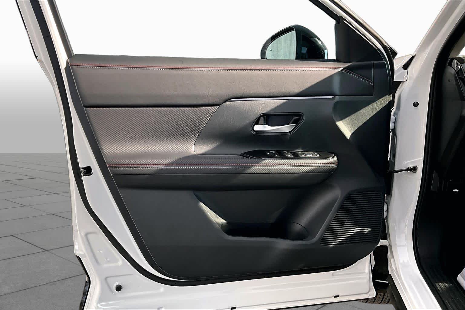 New 2026 Aspen White Tricoat Nissan SR image 13