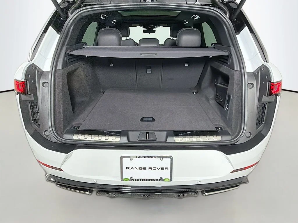 Used 2026 White Land Rover Dynamic SE image 27