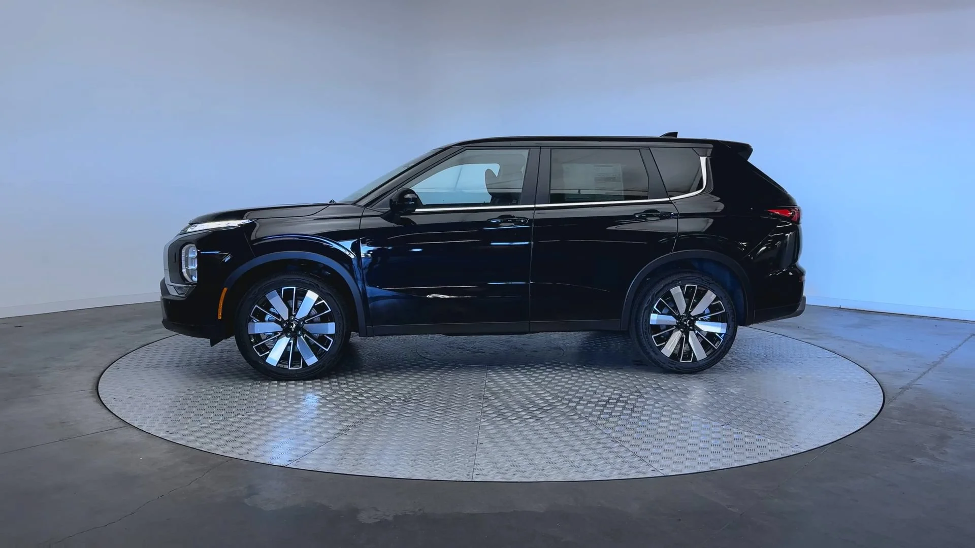 New 2026 Labrador Black Pearl Mitsubishi SE image 5