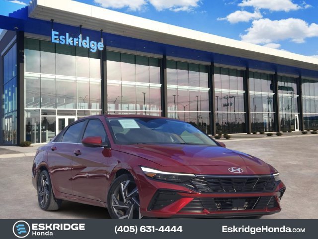 Used 2025 Red Hyundai SEL Convenience image 1