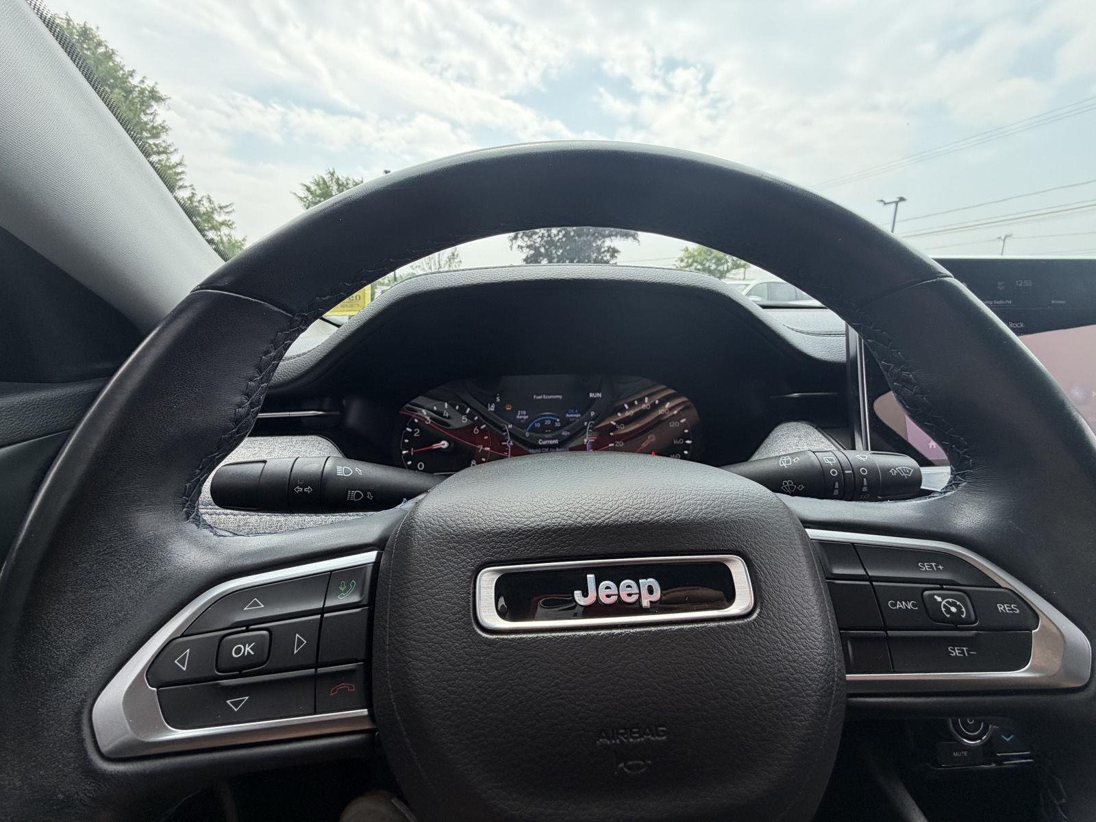 Used 2022 Diamond Black Crystal Pearlcoat Jeep Latitude image 16