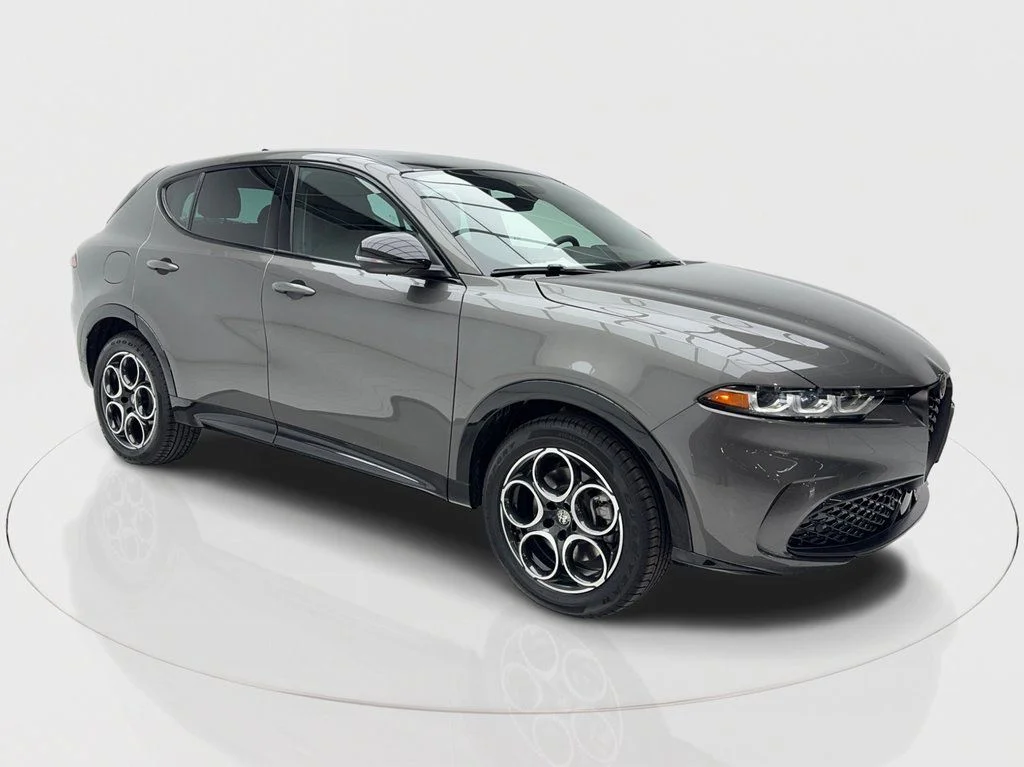 New 2025 Silver Alfa Romeo Base image 2