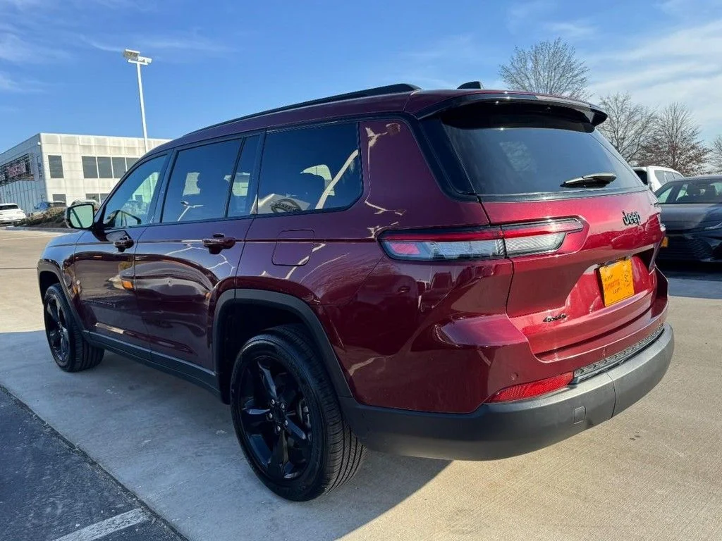 Used 2023 Red Jeep Altitude image 5