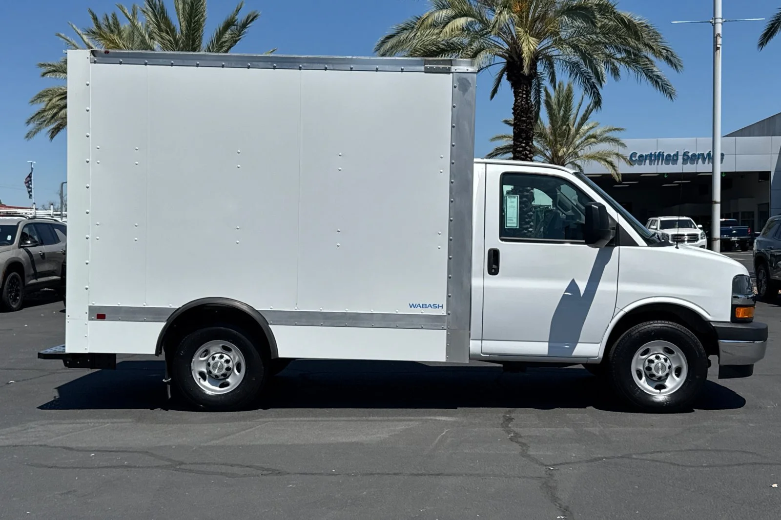 2025 Chevrolet Express Cutaway 3500 1WT view 2