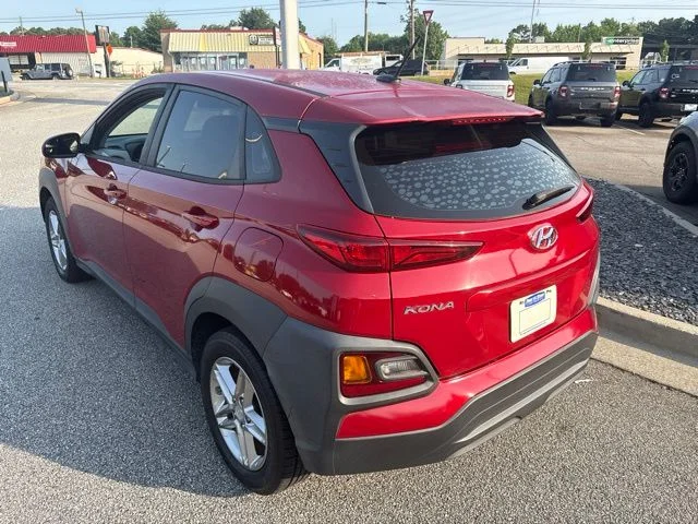 Used 2019 Red Hyundai SE image 6
