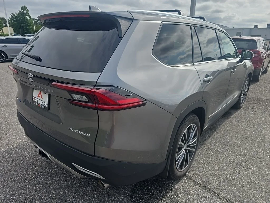 Used 2025  Toyota  image 5