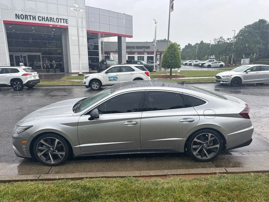 Used 2021 Silver Hyundai SEL Plus image 3