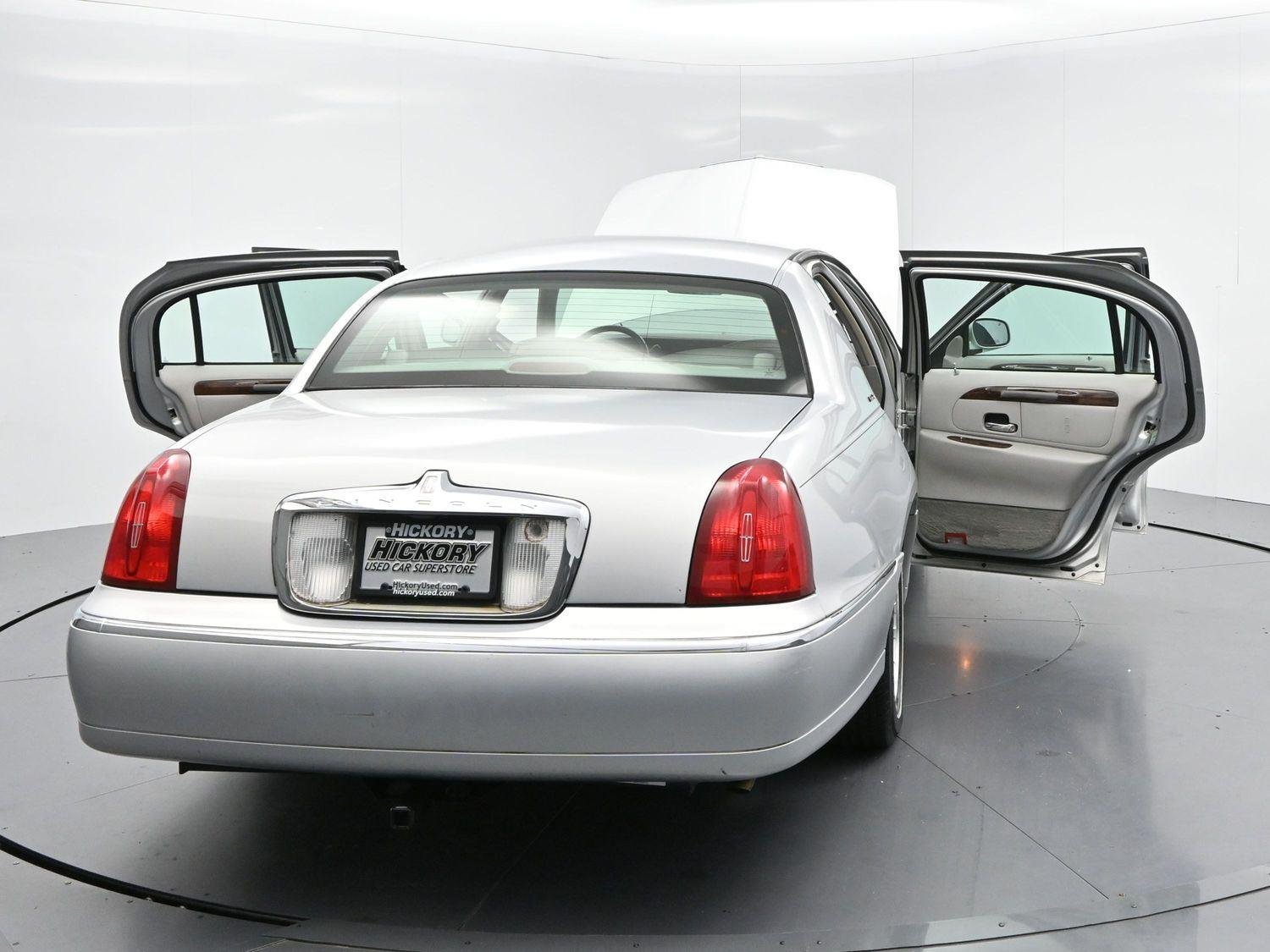 Used 2000  Lincoln Executive image 33