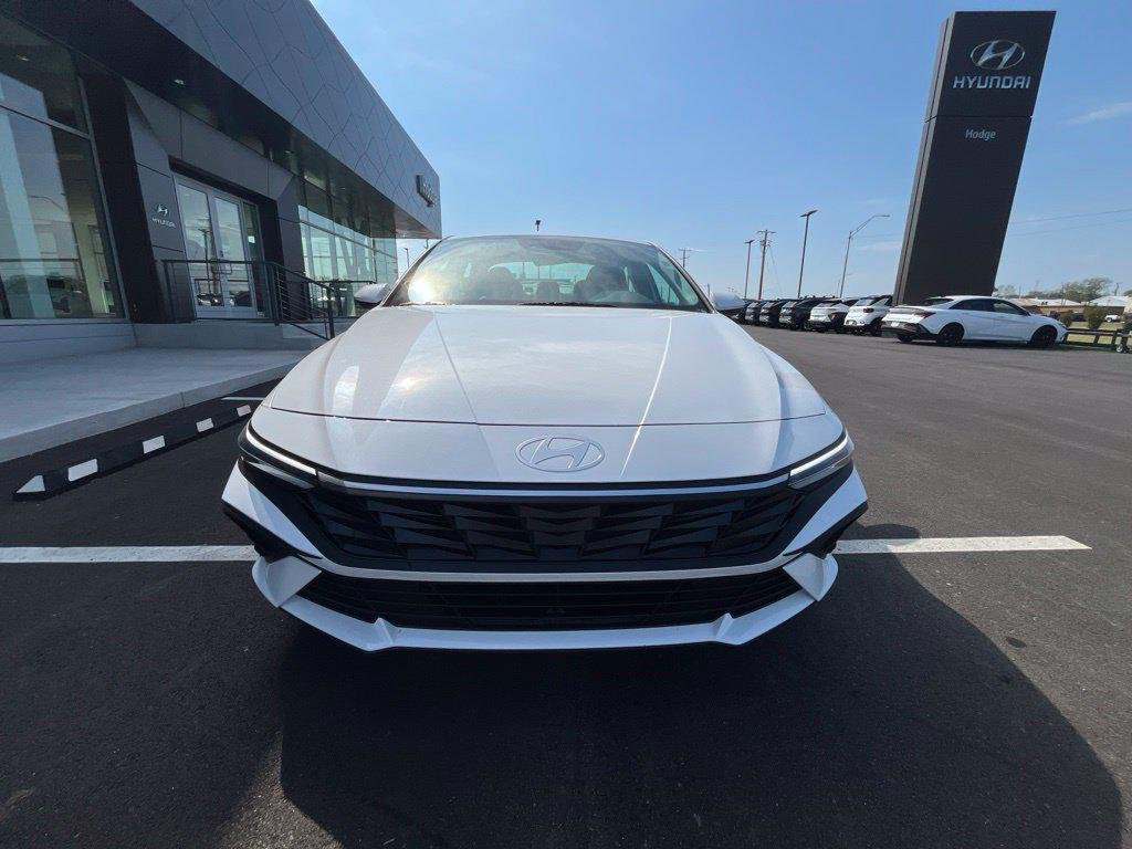 New 2026 White Hyundai SE image 3