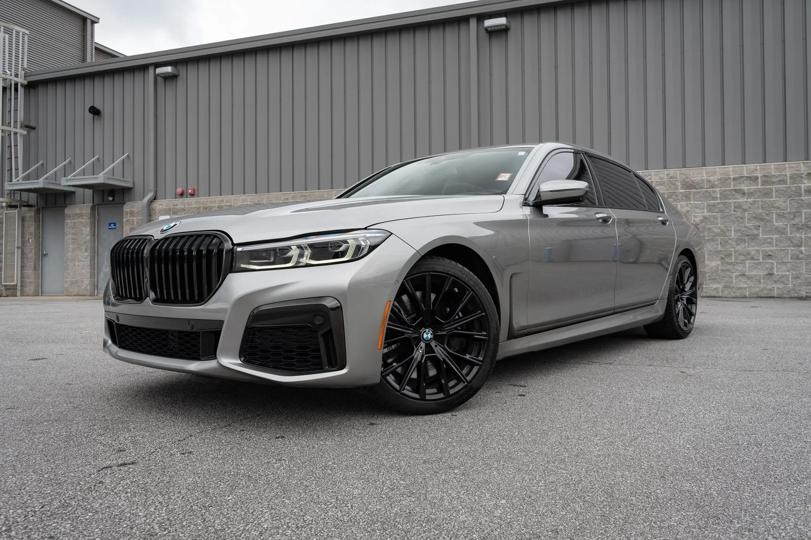 Used 2022 Gray BMW 750i xDrive image 5