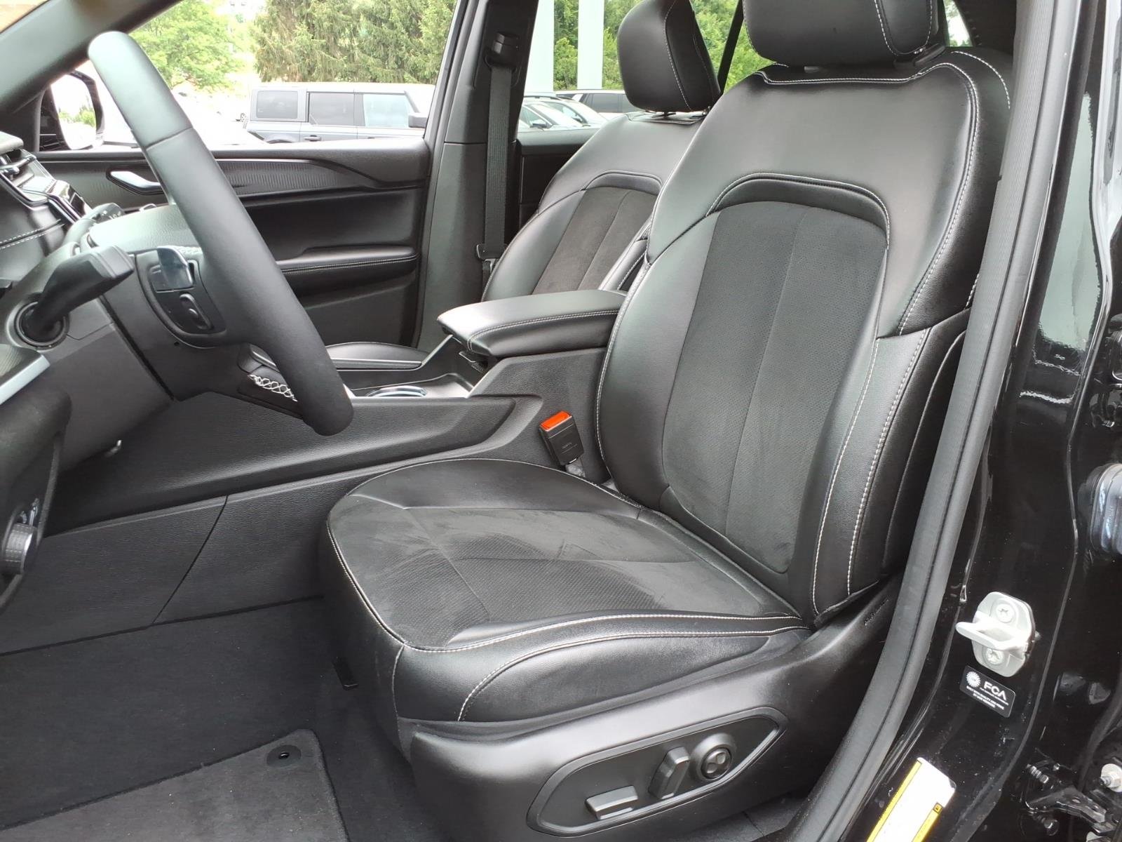 Certified Used 2024 Diamond Black Crystal Pearl Coat Jeep Altitude image 9