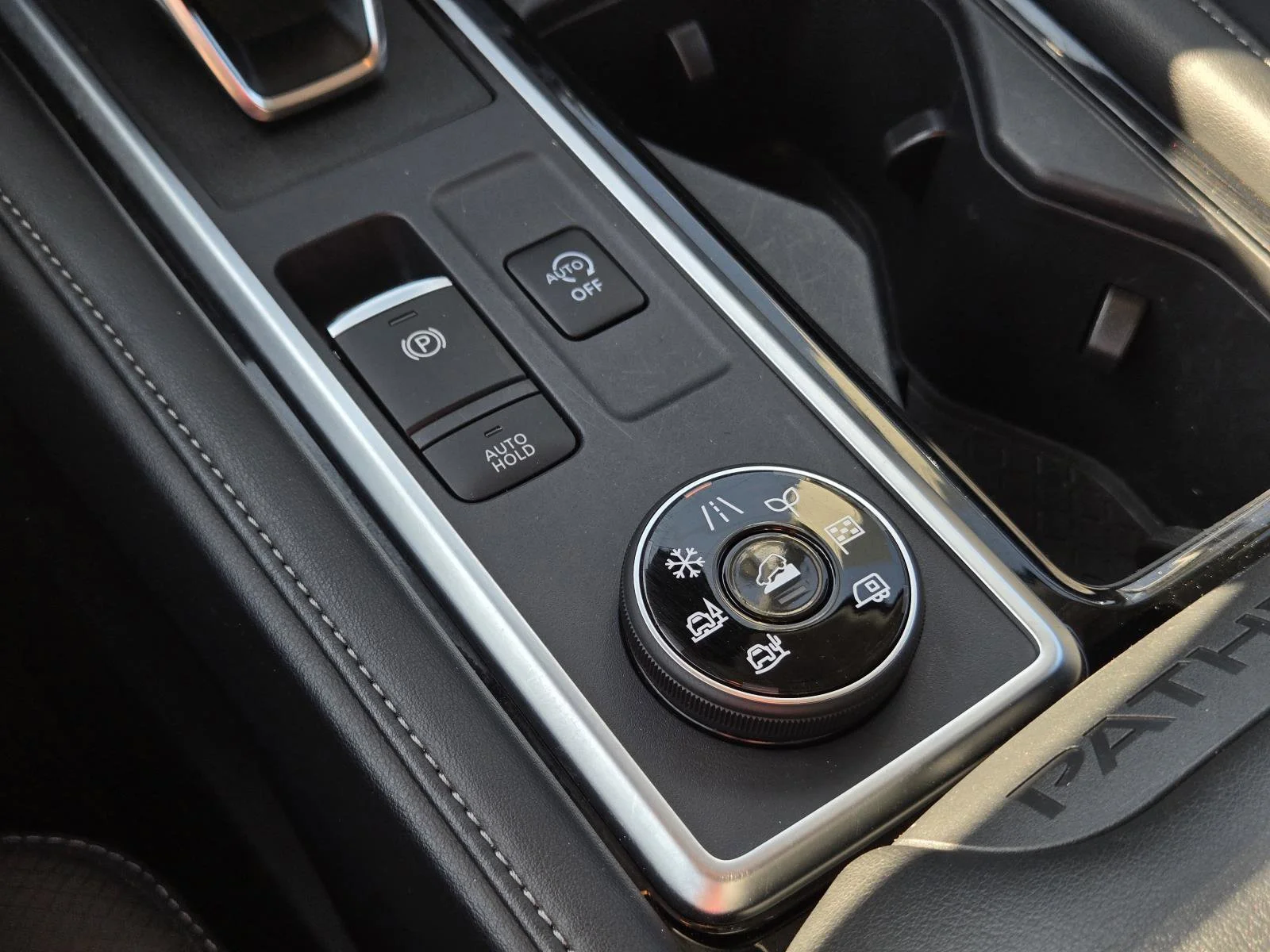 2025 Nissan Pathfinder SL - Photo 37