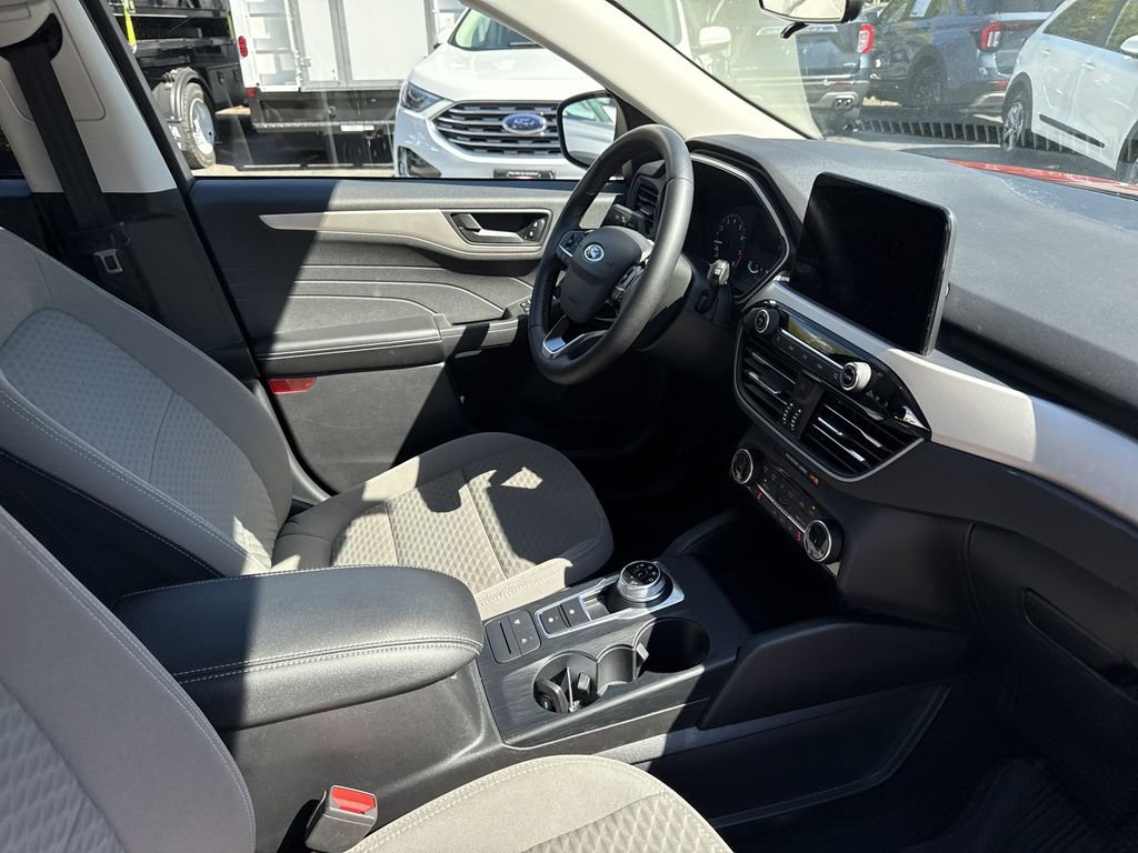 Used 2022 Rapid Red Metallic Tinted Clearcoat Ford SE image 28