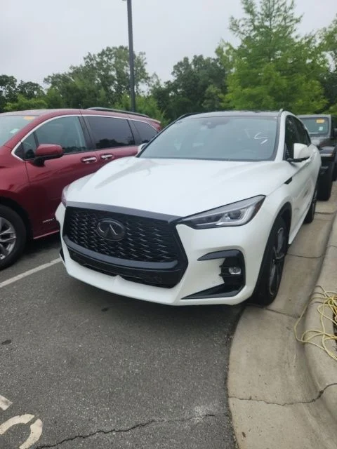 Used 2025 White INFINITI SPORT image 1