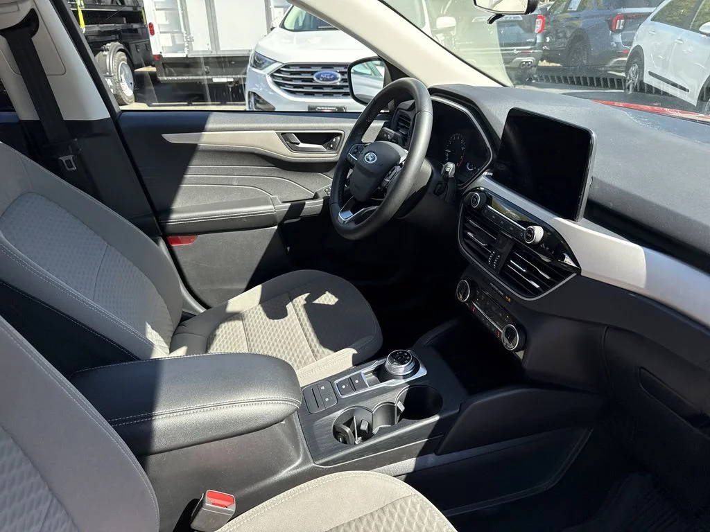 Used 2022 Rapid Red Metallic Tinted Clearcoat Ford SE image 28