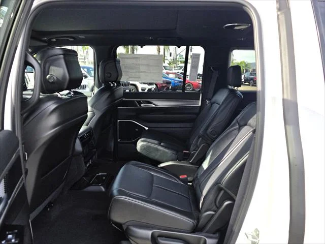 New 2026 Bright White Clear-Coat Exterior Paint Jeep Grand Wagoneer image 18