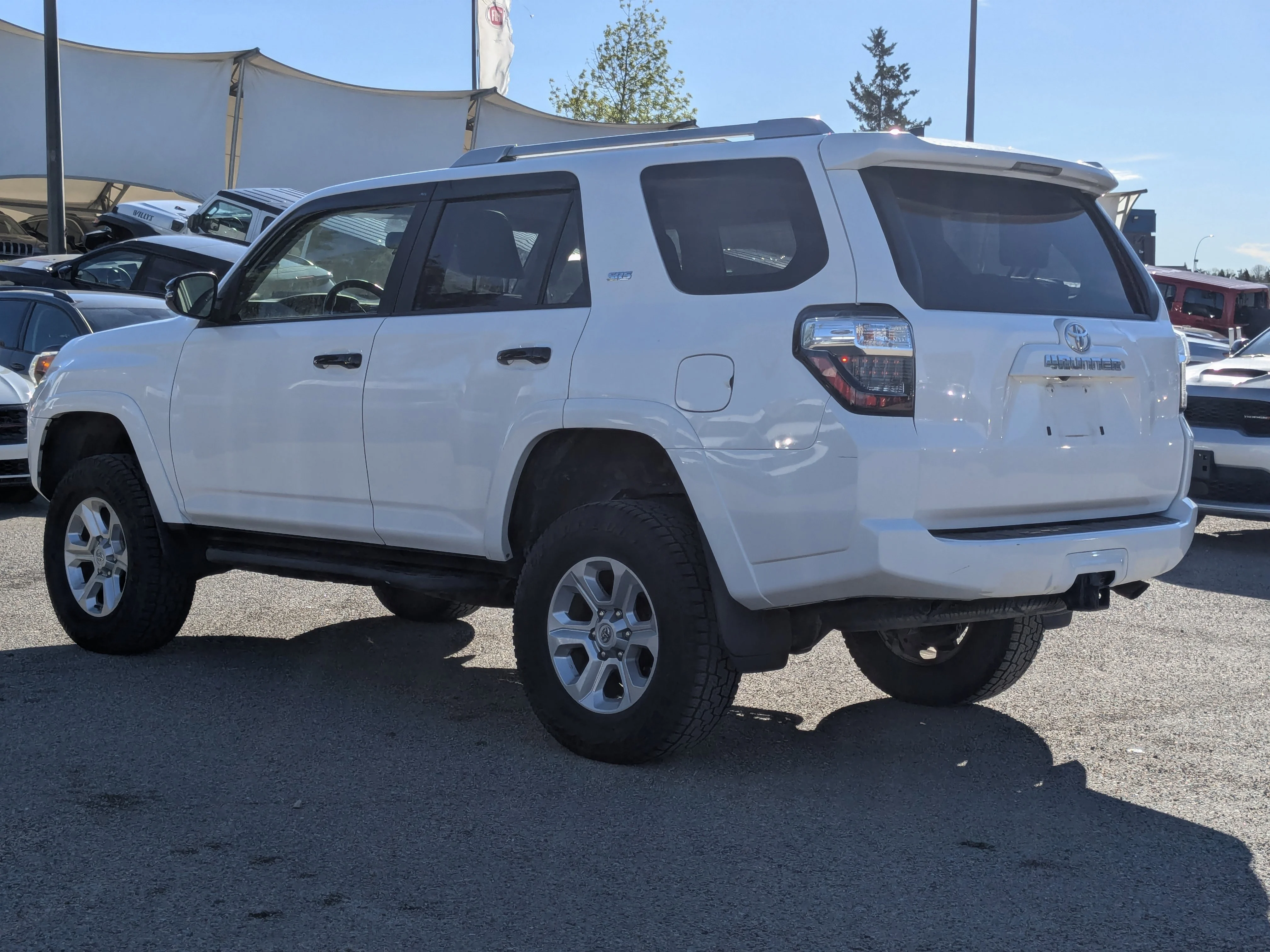 Used 2018 White Toyota 4DR SUV 4WDSR5 - Sunroof - Leather - Heated Seats & More image 5