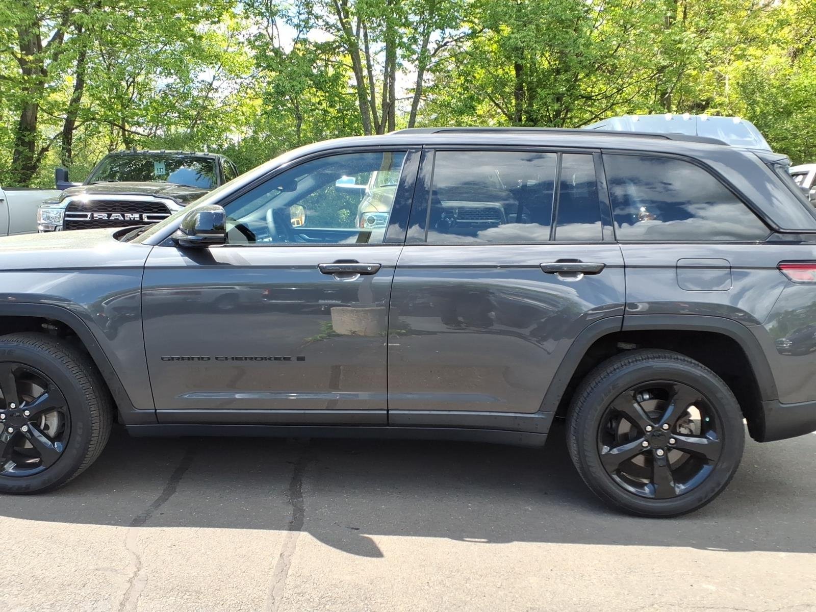 Used 2023 Gray Jeep Altitude X image 4