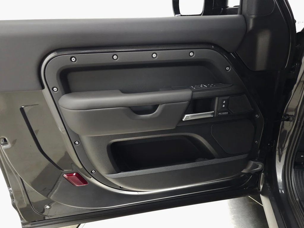 2025 Land Rover Defender V8 - Photo 16